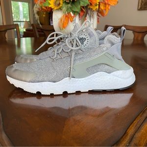 Like new! Nike Huarache Womens 9.5